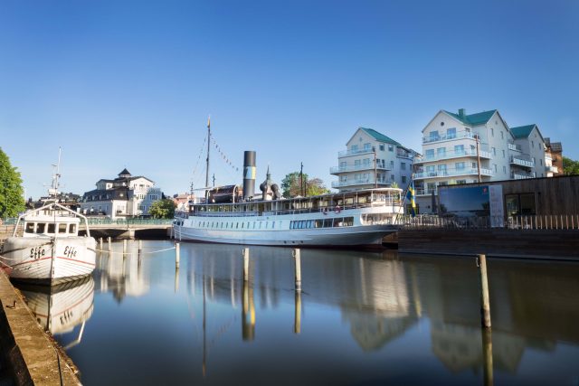 I galleri: Roslagen - Norrtäljebåten speglar sig i vattnet i Norrtälje hamn