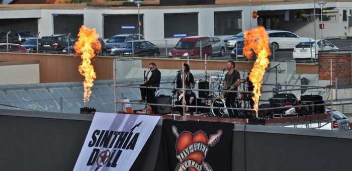 Eldsflammor på våghustaket