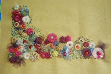 3D broderi med perler og knapper.