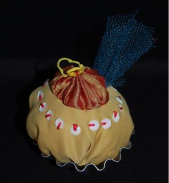 Yoyo blomst på en tekstil cupcake.