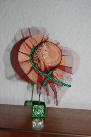 Mini hatte syet af filt med pynt og broderi.