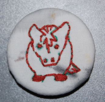 knapper og magneter med håndbroderi. Håndværk og design.
