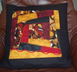 Pude med crazy patchwork og maskinbroderi.