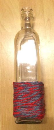 Flasker og glas beviklet med garn. Upcycling af genbrugsglas.
