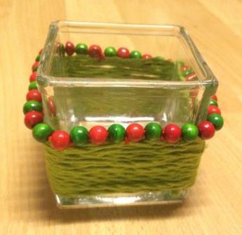 Flasker og glas beviklet med garn. Upcycling af genbrugsglas.