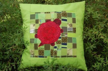 Pude med skildpadde, crazy patchwork med synlig søm. Undervisning i håndværk og design.