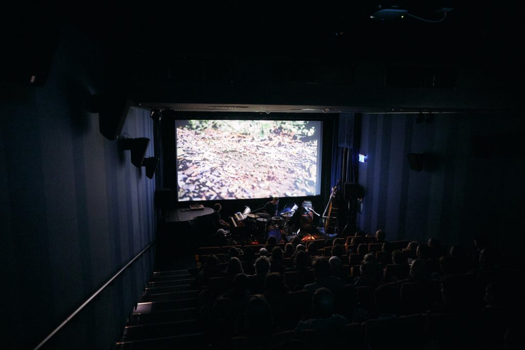 Dating Planet A - Jonathan Hofmeister, Jan Brill und Alex Bayer "Hotties" spielen live zu Johannes Felders Film