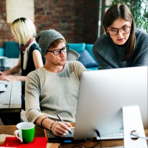 Jeg underviser både virksomheder og kreative fagfolk, der ønsker at lære programmet fra bunden eller videreudvikle deres eksisterende kompetencer.