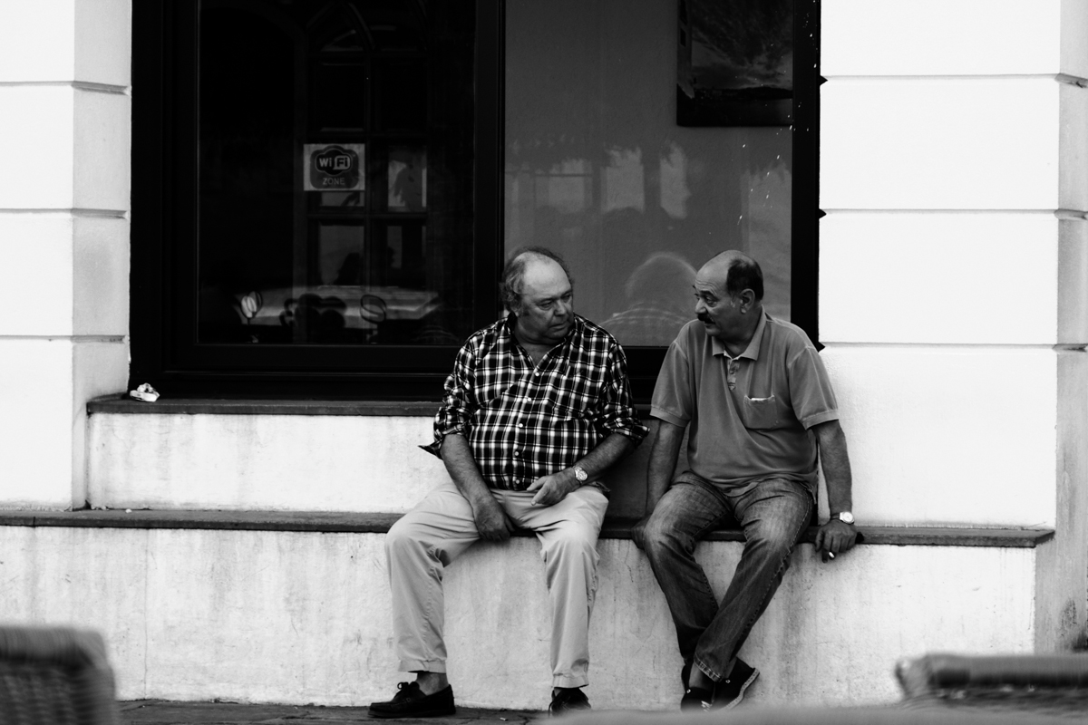 Black and White | Street Photography | Spain | Connected friends