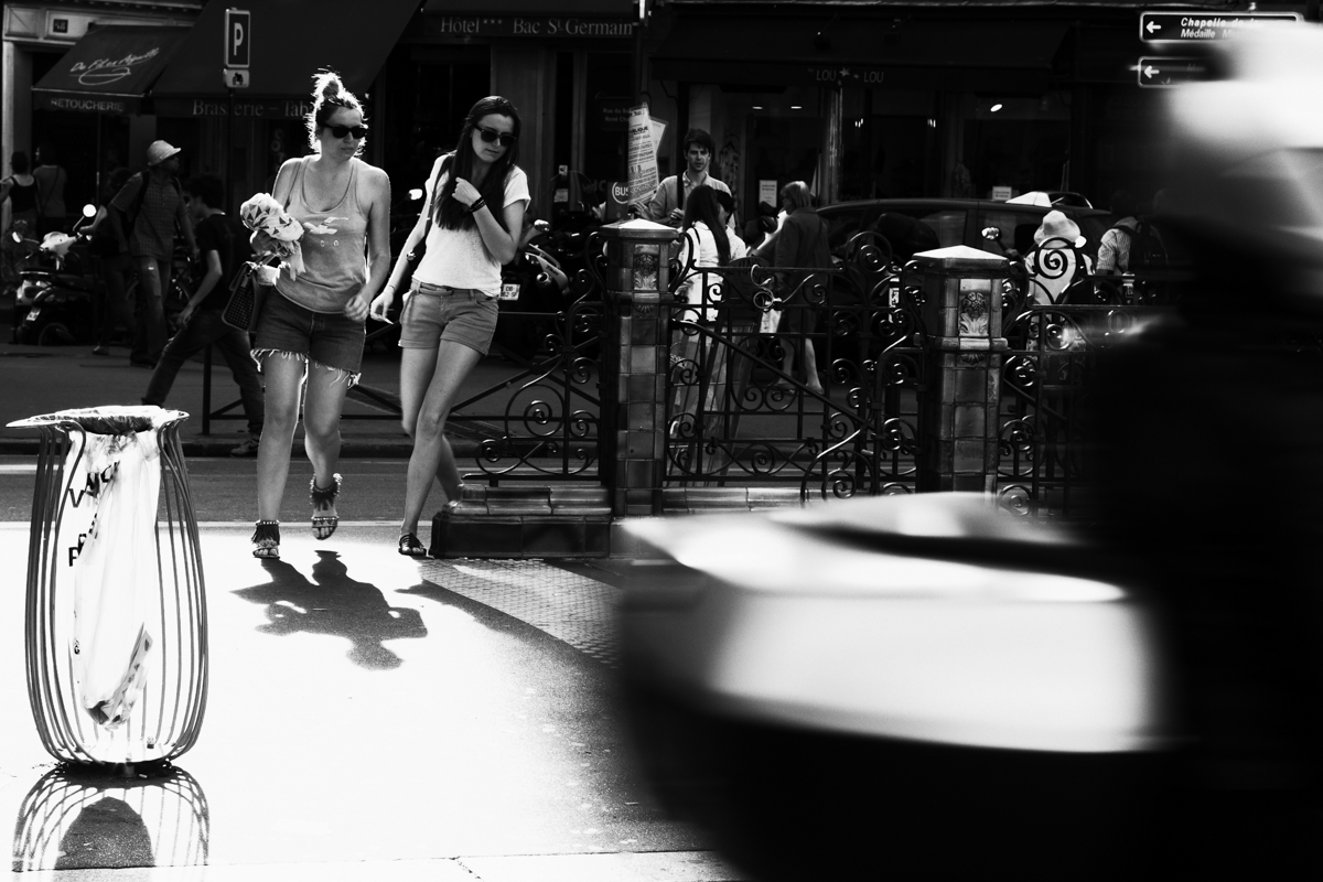 Black and White | Street Photography | Paris | Hurry up!