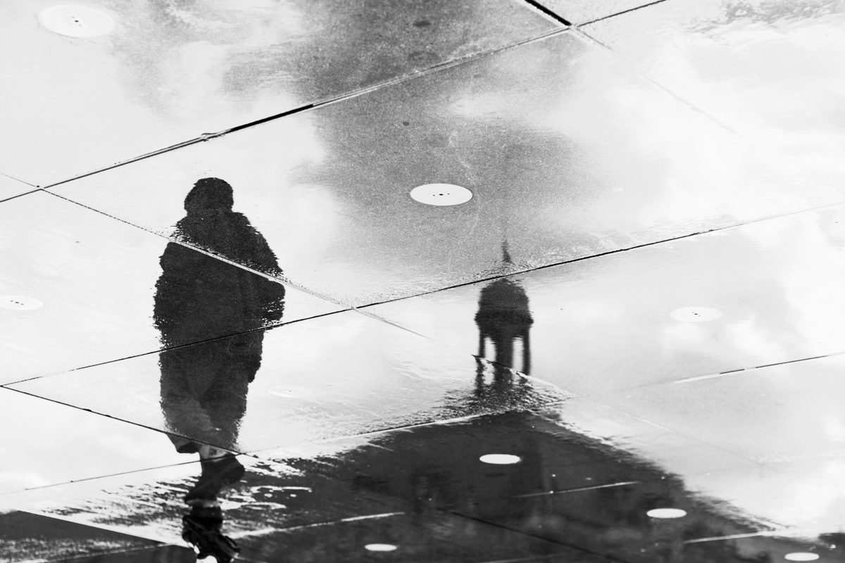 Black and White | Street Photography | Bordeaux | Mirrored walker