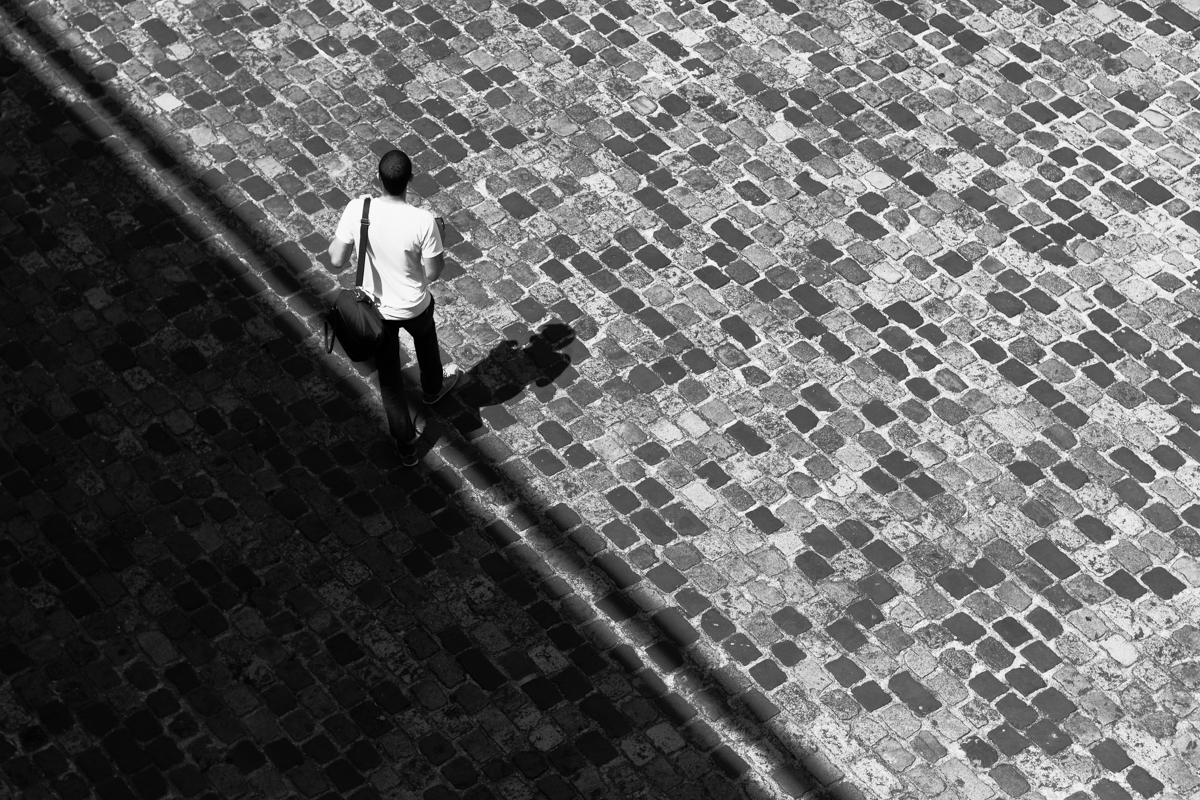 Black and White Street Photography in Bordeaux - Step out of line