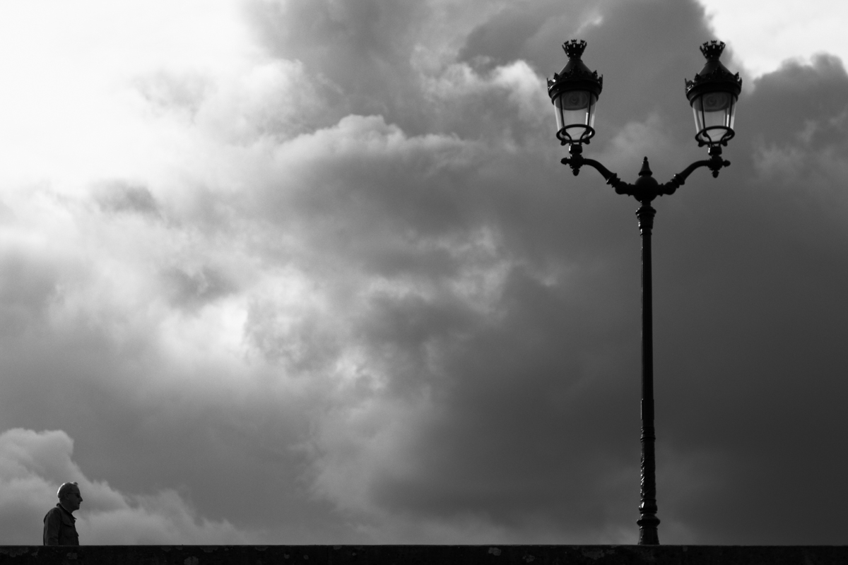 Black and White Street Photography in Bordeaux - Toward the light