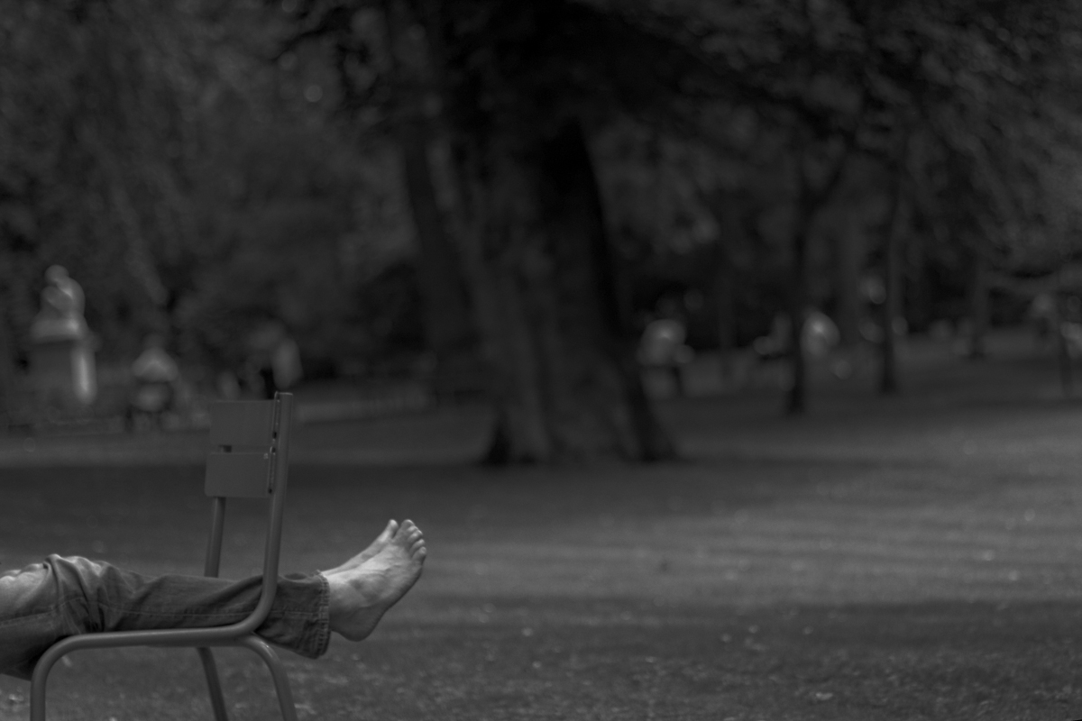 Black and White | Street Photography | Paris | TGIF: Put your feet up!