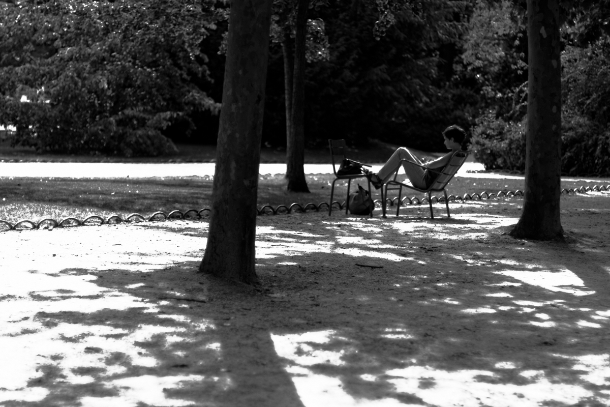 Black and White | Street Photography | Paris | Relaxing retreat