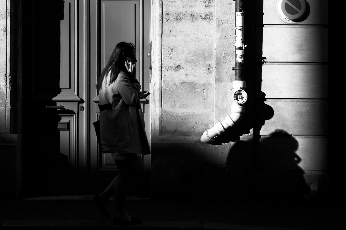 Black and White | Street Photography | Paris | Phoning