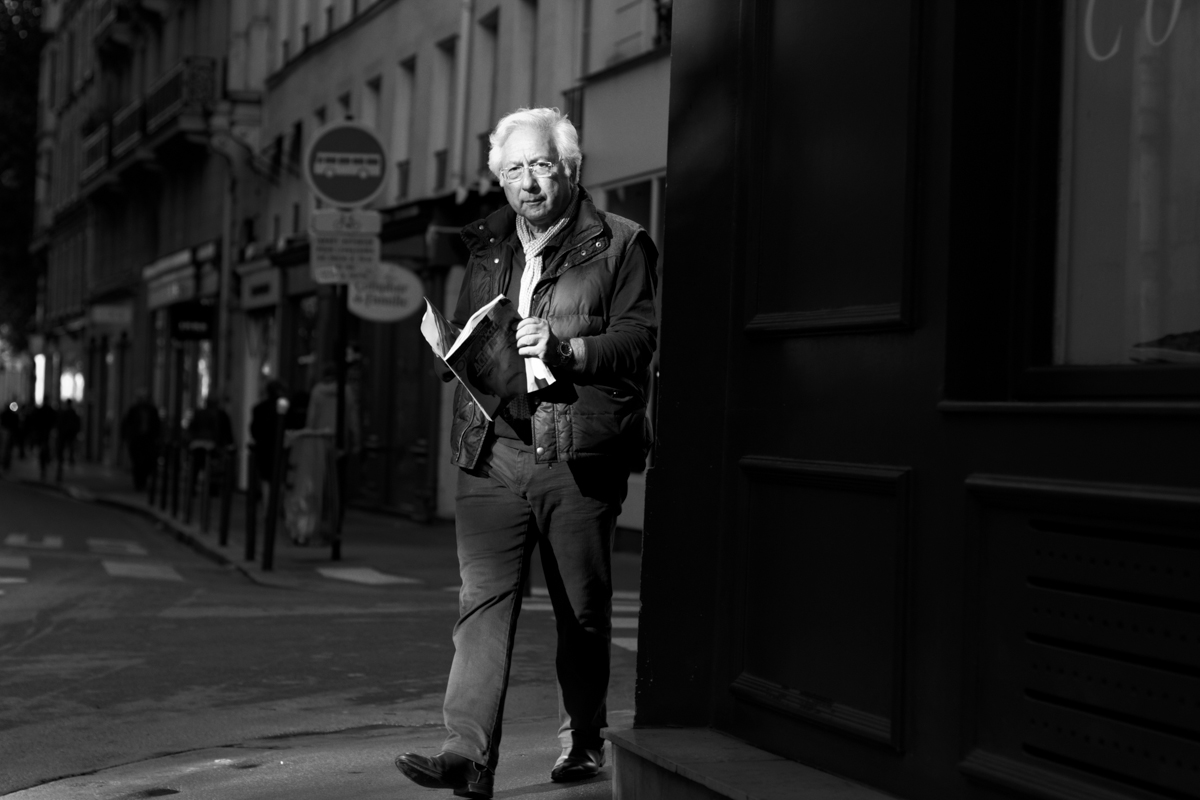 Black and White | Street Photography | Paris | The walking reader