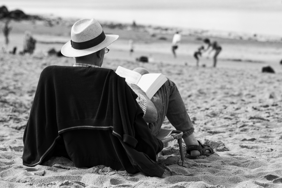 Black and White | Street Photography | Brittany | Beach reader