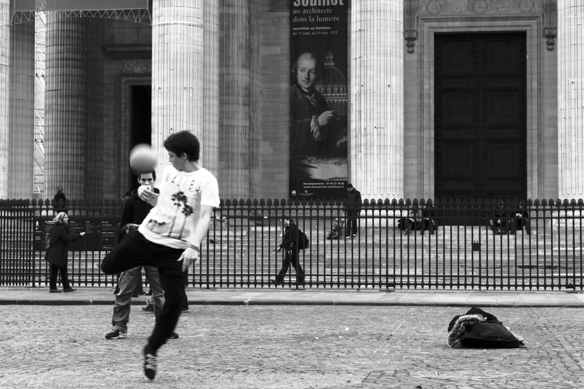 Black and White | Street Photography | Paris | Urban Football Club