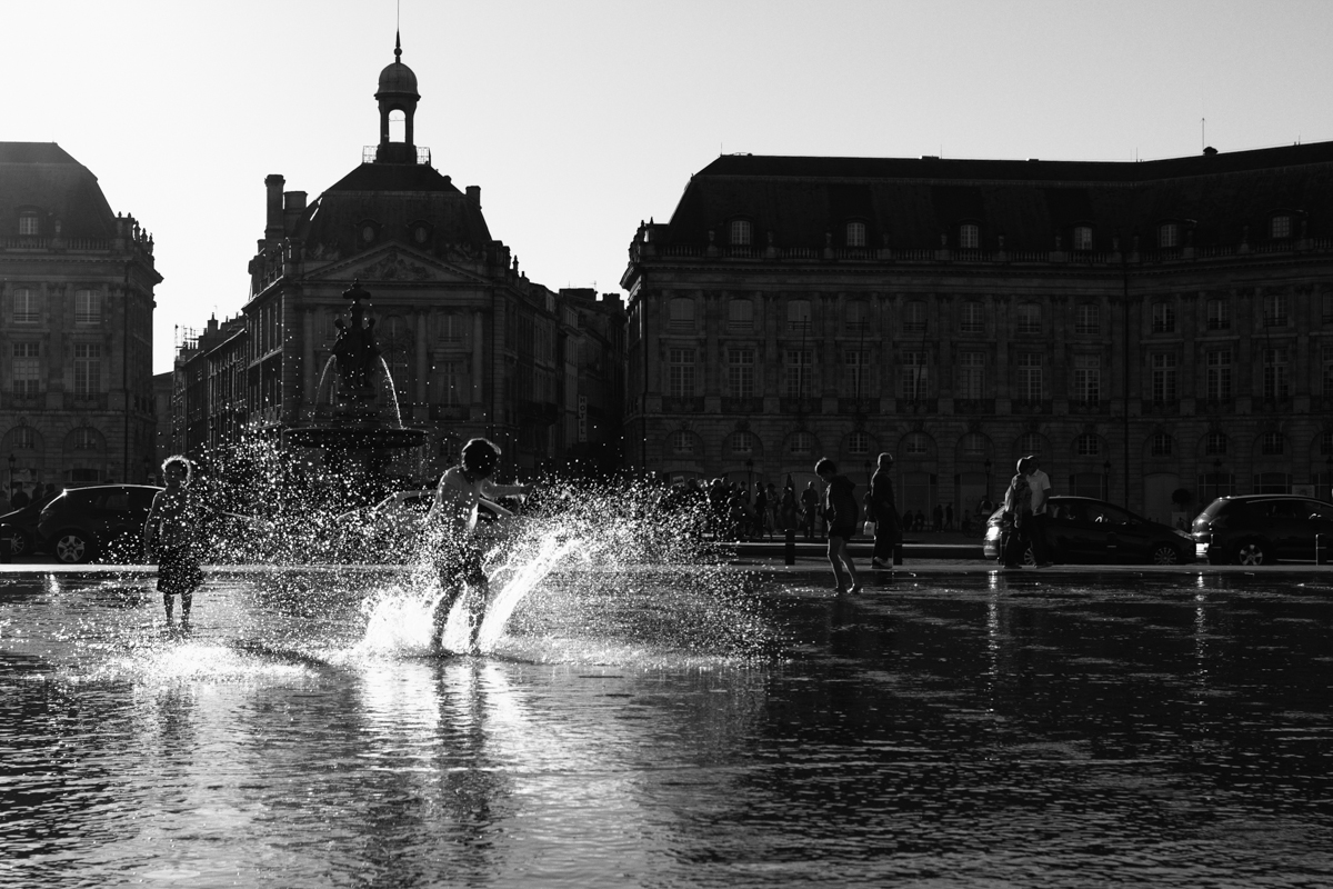 Black and White | Street Photography | Bordeaux | Water Game