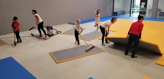 Reinigen van de judozaal