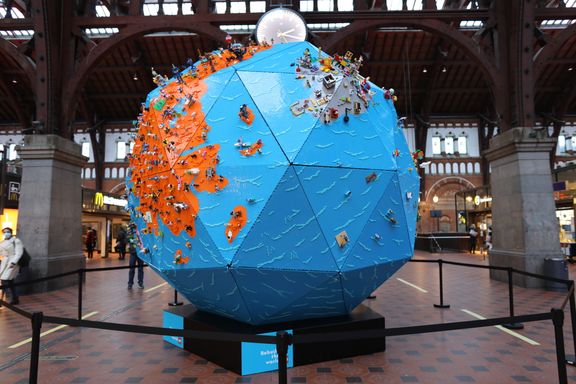 Kæmpe LEGO globus hylder børns kreativitet