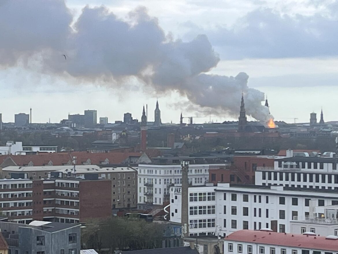 Københavns ikoniske Børsen-bygning er brændt ned
