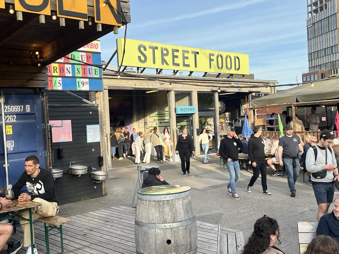 Sted at spise i Aarhus: Street Food i busgarage