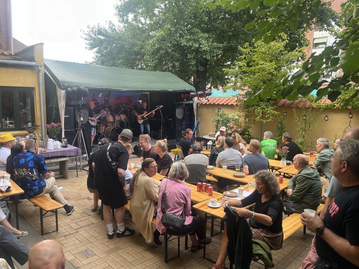 En musikfestival i en baggård på Amager