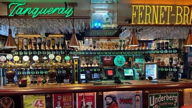 Oplev et besøg på Freddys Bar her