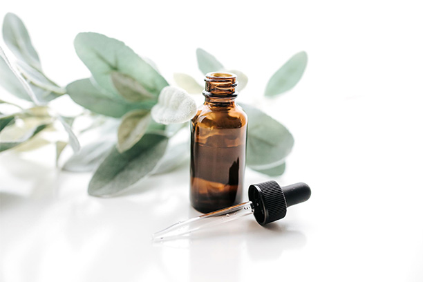 Les bénéfices de l’aromathérapie sont un véritable atout au quotidien dans le cadre d’un équilibre de santé naturel. Grâce à cette formation complète vous pourrez inclure les huiles essentielles au sein de votre activité professionnelle ou tout simplement dans votre quotidien de manière sécuritaire. julie doulet naturopathe cogolin