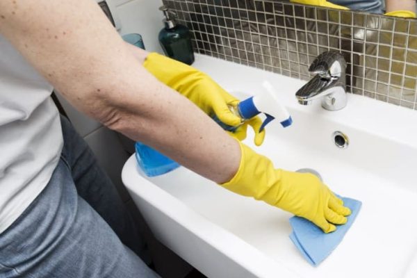 woman-with-rubber-gloves-cleaning-sink [800x600]