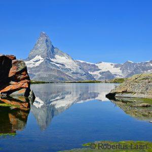 The Matterhorn mirrors in the Stellisee lake