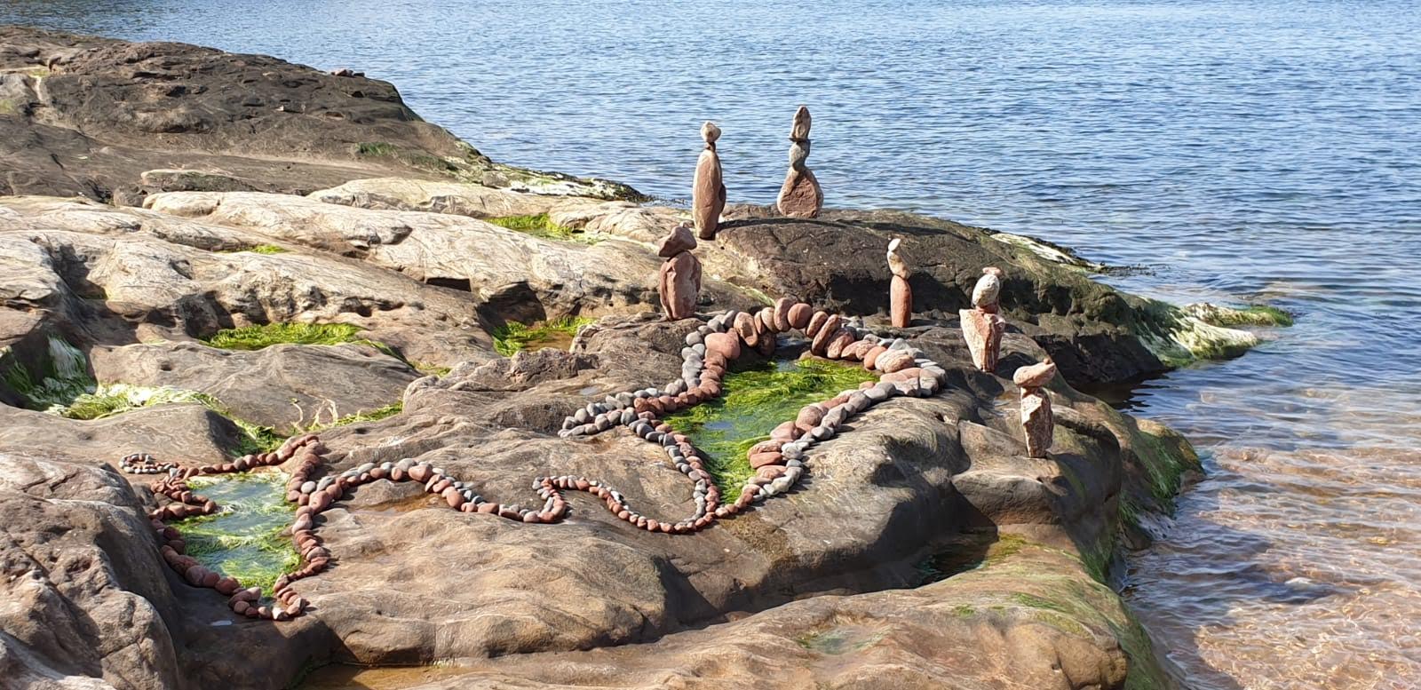 Nu is ze Artistiek Europees Kampioen stone stacking !  (stenen stapelen)