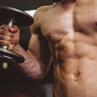 Gaining muscle is a goal for many, but the challenge often lies in doing so without packing on unwanted fat. Traditional bulking methods encourage eating in a large calorie surplus, which can lead to fat gain. However, with the right approach, you can build lean muscle while keeping fat gain to a minimum or even staying lean.