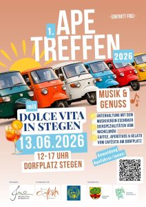 Mehrere bunte Ape-Fahrzeuge stehen nebeneinander; Veranstaltungsplakat für das Ape-Treffen 2026 in Stegen, 13.06.2026, mit Musik, Genuss und weiteren Infos.