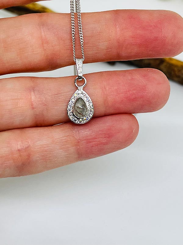 Hanger druppel wit goud met diamanten moedermelk haarlokjes