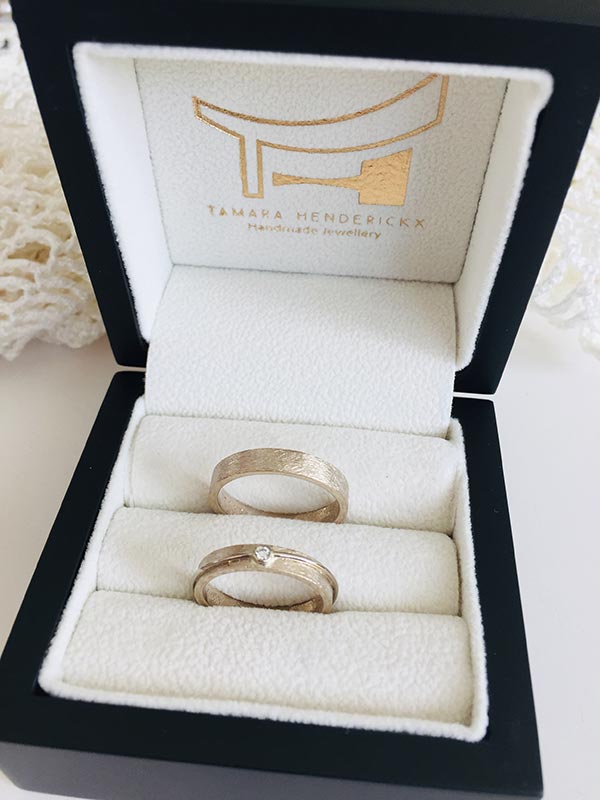 Trouwringen natuurlijk wit goud met diamant