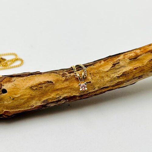 Fijne hanger in 14kt geel goud met roze diamant
