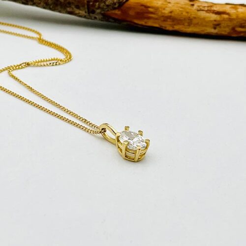 Hanger met ovalen diamant en hartjes griffen
