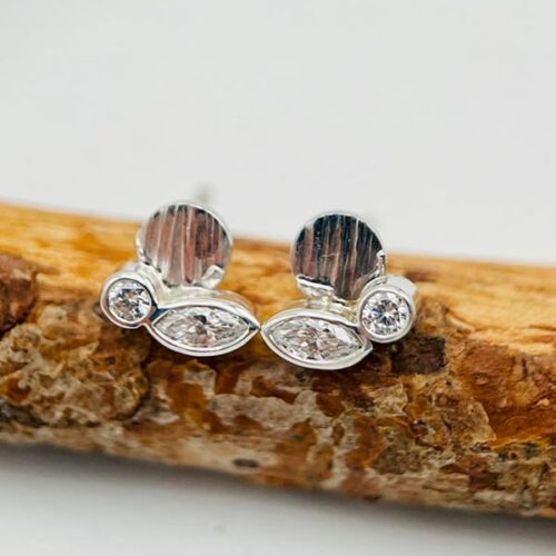 Witgouden oorstekers met ronde en markies diamanten