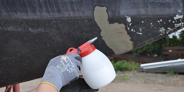 Remove boat paint with the soda blaster