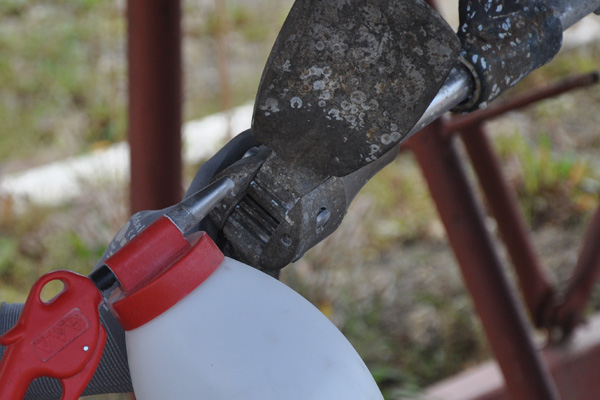 Soda blasting cleans boat propeller