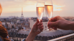 Der skåles i vin foran Eiffeltårnet i Frankrig