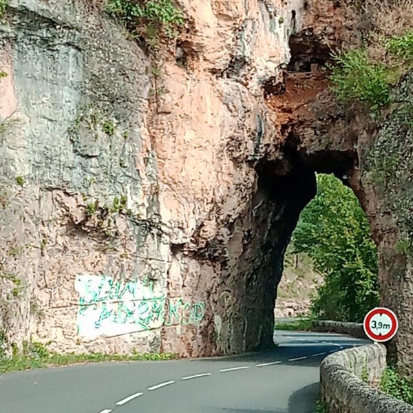 Tunnel durch Berg