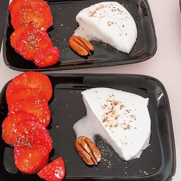 Tomaten mit Kaese und Nuessen