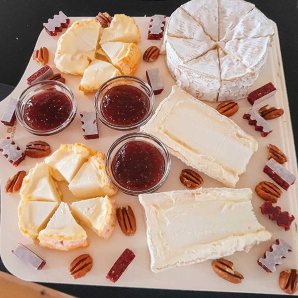 Camembert mit Marmelade auf Platte