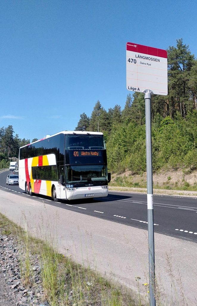 Buss 470 stannar vid hållplatsen Långmossen