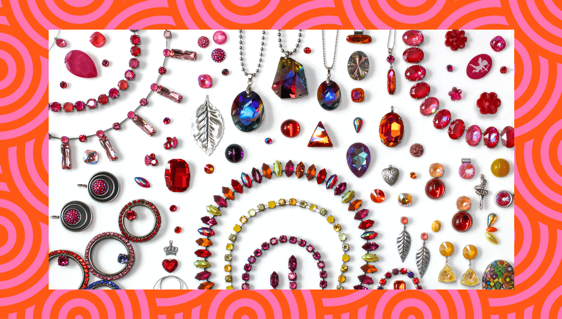 Produktpräsentation. Animation einer Collage aus Fotografien von Schmuck in leuchtenden Farben.