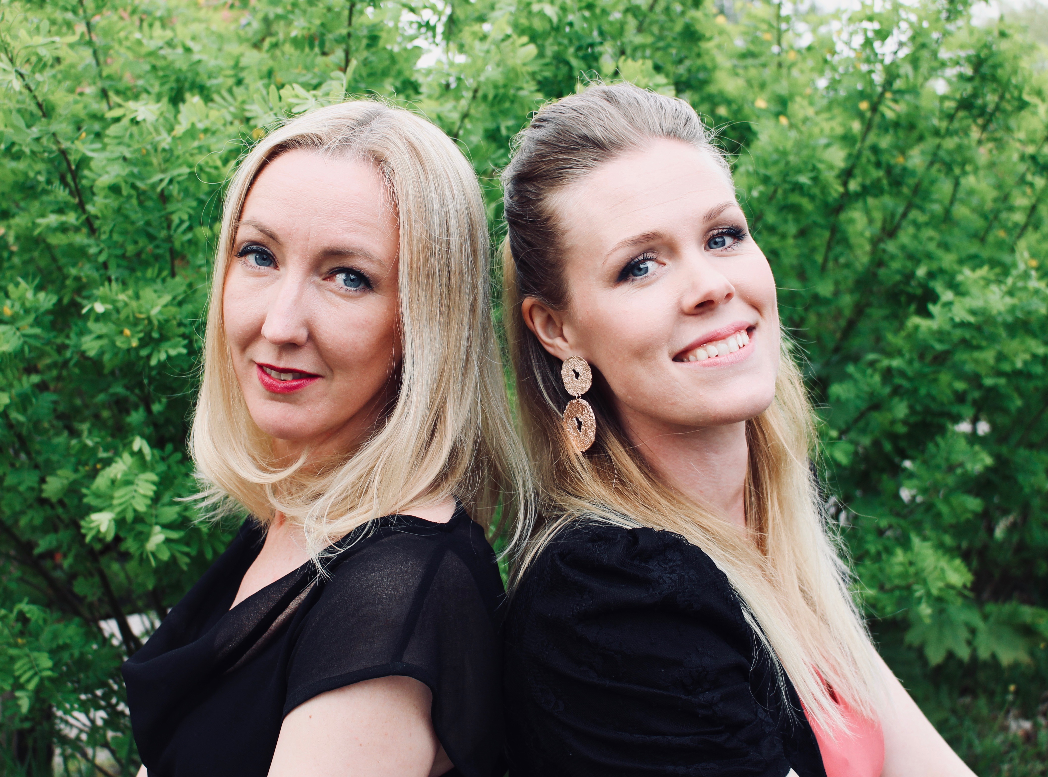 Duon Karin och Kajsa på bröllop i Tumba